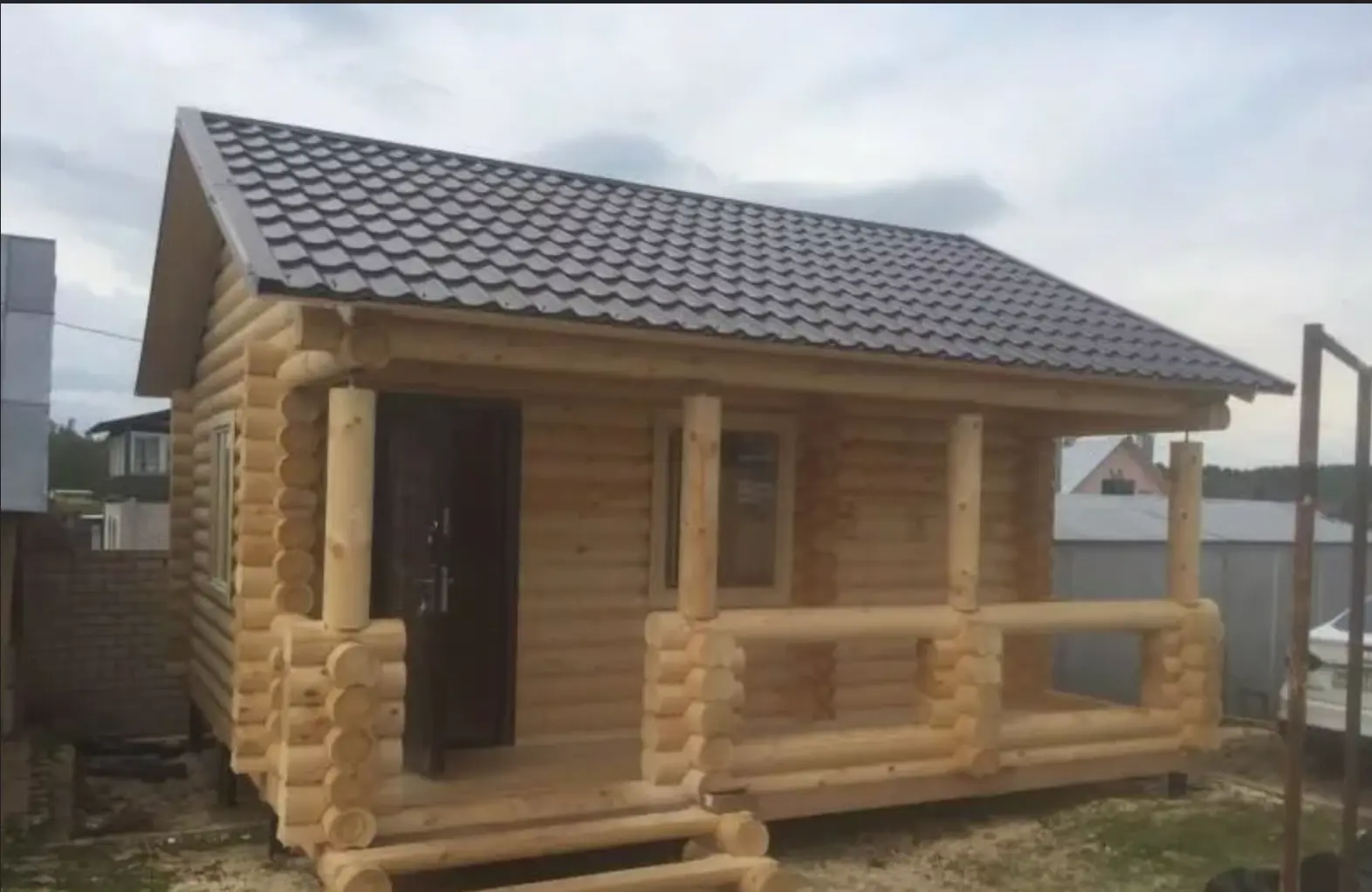 Баня из бревна под двускатной крышей